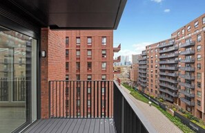 Property grounds - Stylish 2 Bed Near Excel, Canning Town & O2 (London)