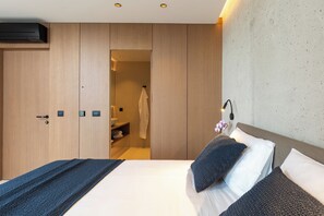 6 bedrooms, iron/ironing board, WiFi, bed sheets