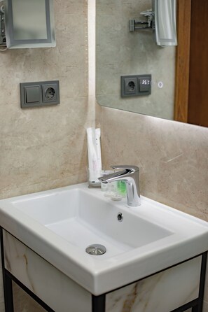 Regadera, regadera tipo lluvia, amenidades de baño gratuitas 