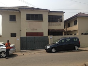 Exterior - Cozy apartment in Adabraka with AC, WiFi (Adabraka)