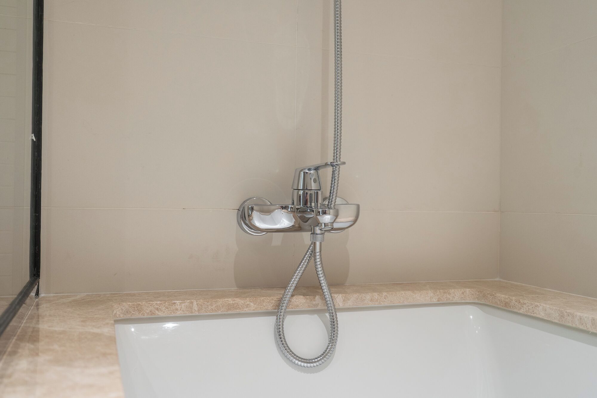 Ein Badezimmer mit Badewanne, Dusche und Toilette.