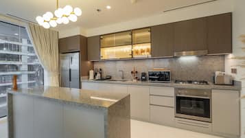 Apartamento, vista para o mar, de frente para a praia | Cozinha privada | Geladeira grande, micro-ondas, fogão, cooktop