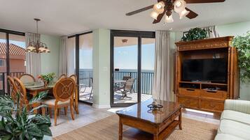 Condo, 3 Bedrooms | Living area