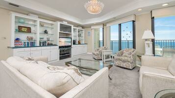 Condo, 3 Bedrooms | Living area