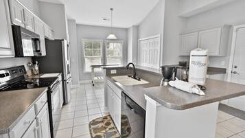 Townhome, 3 Bedrooms | Private kitchen | Fridge, oven, coffee/tea maker, toaster