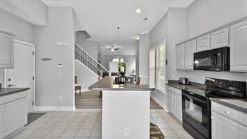 Townhome, 3 Bedrooms | Private kitchen | Fridge, oven, coffee/tea maker, toaster