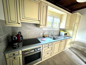 Fridge, microwave, oven, stovetop - Charming house Cavalaire-sur-Mer - 3 bedrooms - Near the sea and town center (Cavalaire-sur-Mer)