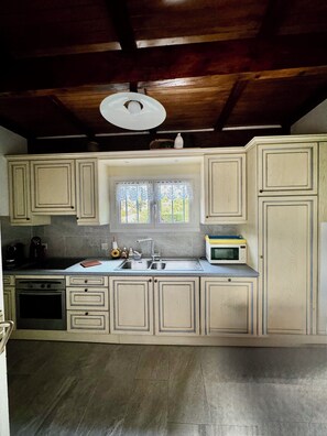 Fridge, microwave, oven, stovetop - Charming house Cavalaire-sur-Mer - 3 bedrooms - Near the sea and town center (Cavalaire-sur-Mer)