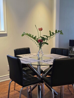 Dining - PEACEFUL Toronto HIDEAWAY family friendly with full kitchen (Toronto)