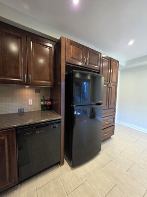 Microwave, oven, stovetop, dishwasher - PEACEFUL Toronto HIDEAWAY family friendly with full kitchen (Toronto)