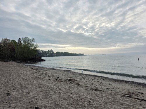 PEACEFUL Toronto HIDEAWAY family friendly with full kitchen
