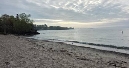 PEACEFUL Toronto HIDEAWAY family friendly with full kitchen