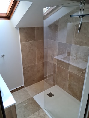 Dusche, Haartrockner, HandtĂŒcher, Seife