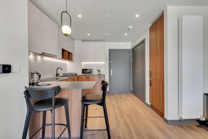 Fridge, microwave, oven, stovetop - Cozy Studio Flat in Luna Wembley by MySquare (Wembley Park)