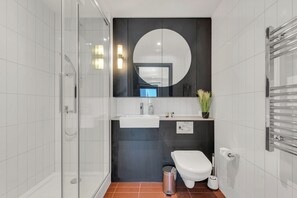 Shower, hair dryer, towels, toilet paper - Cozy Studio Flat in Luna Wembley by MySquare (Wembley Park)