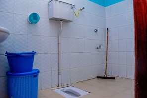 Ducha, artículos de tocador gratuitos, pantuflas, toallas