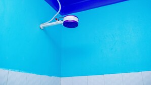 Techo pintado de azul con un ventilador de techo blanco.