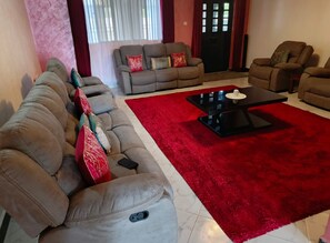 Departamento Deluxe, vista a la ciudad | Área de sala de estar | Smart TV de 32 pulgadas con canales digitales