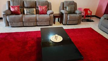 Deluxe Apartment, City View | Living area