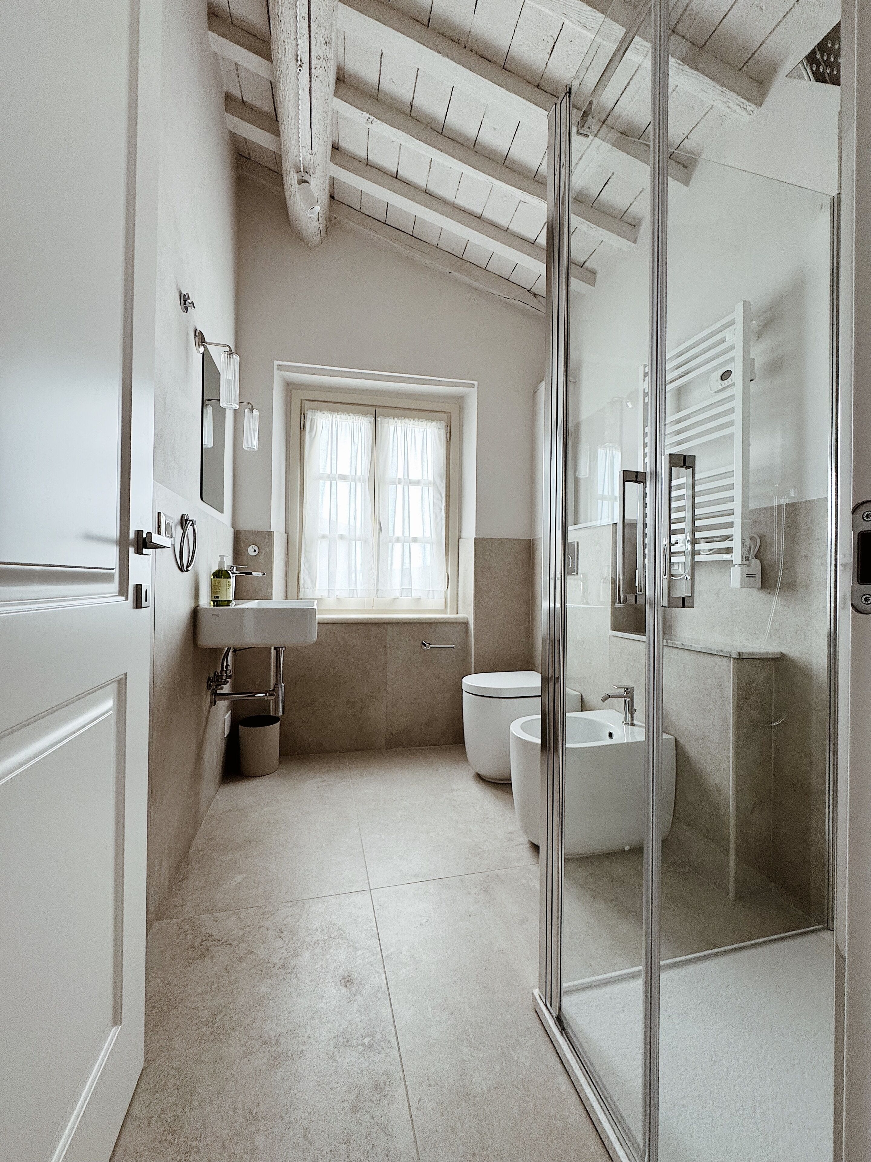 Suite monolocale Luxury | Bagno | Doccia, set di cortesia gratuito, asciugacapelli, asciugamani