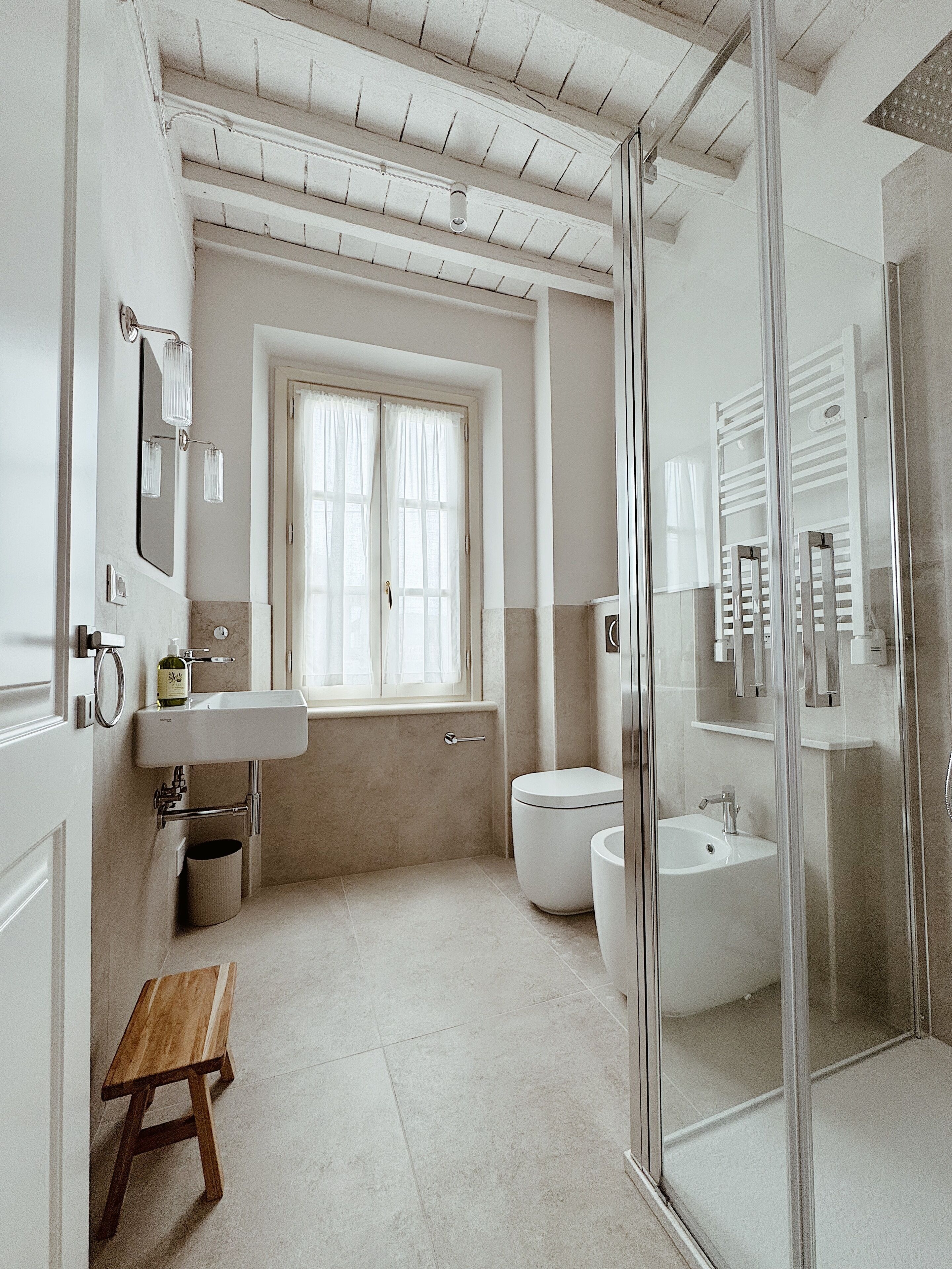 Habitación Confort doble, vistas al patio | Baño | Ducha, artículos de higiene personal gratuitos y secador de pelo