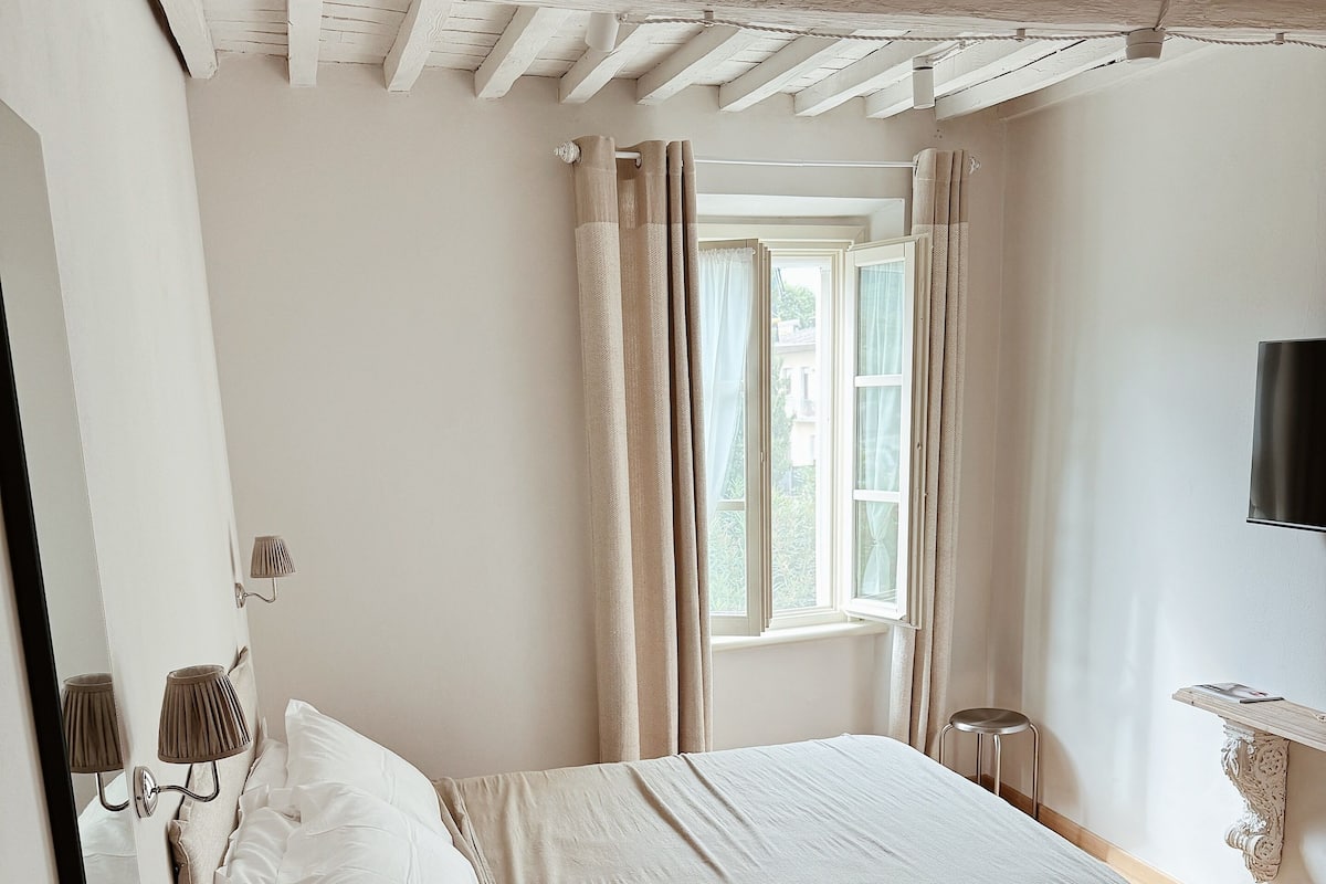 Quarto casal conforto, vista para o pátio | Cortinas blackout, quartos à prova de som, Wi-Fi de cortesia