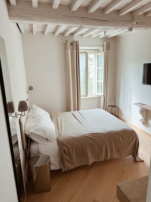 Comfort dubbelrum - utsikt mot innergården | Mörkläggningsgardiner, ljudisolering och gratis wi-fi