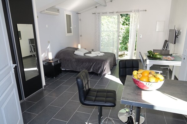 1 chambre, fer et planche à repasser, Wi-Fi, literie fournie
