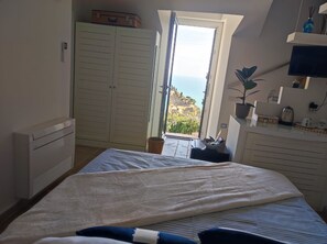 1 bedroom, WiFi, bed sheets - Romantic room facing the sea, relaxation is well-being on the Amalfi Coast. (Campania)