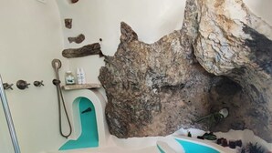 吹风机、坐浴桶、毛巾、肥皂