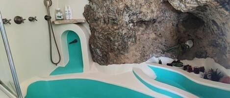 Sèche-cheveux, bidet, serviettes fournies, savon