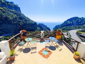 A terrace with a view of a mountainous landscape and the sea. - Romantic room facing the sea, relaxation is well-being on the Amalfi Coast. (Campania)