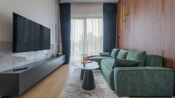 Apartment (120) | Living area | Flat-screen TV - Apartamenty Sun & Snow Nad Zatoką (Olsztyn)