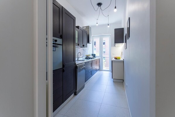 Micro-ondes, four, plaque de cuisson, lave-vaisselle
