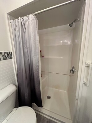 Secadora de cabello, toallas, jabón, papel de baño 