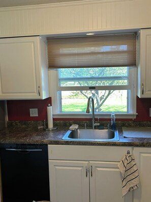 Private kitchen - Charming 3-bedroom house with AC, WiFi in awesome Traverse City (Traverse City)