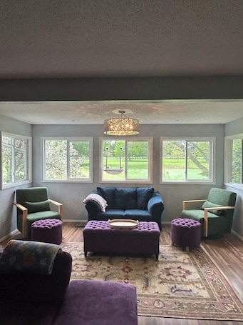 Interior. Charming 3-bedroom house with AC, WiFi in awesome Traverse City
