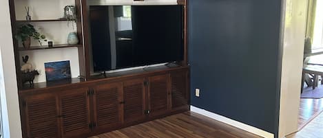 Una Smart TV, una chimenea