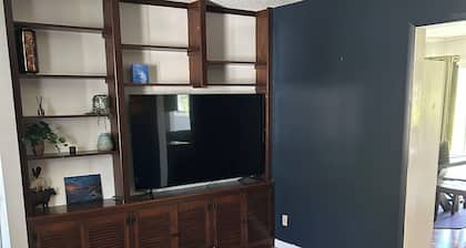 Charming 3-bedroom house with AC, WiFi in awesome Traverse City
