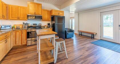 Sandy Point Resort, Lakeside 2BR Modern Escape
