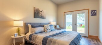 Sandy Point Resort, Lakeside 2BR Modern Escape