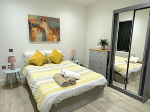 1 Schlafzimmer, Schreibtisch, Bügeleisen/Bügelbrett, Reisekinderbett