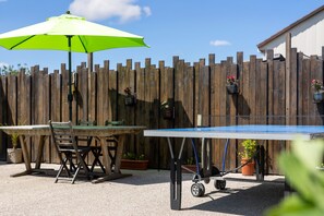Outdoor dining - Bright, comfortable 3-bedroom apartment with terrace and garden. (Granges-Aumontzey)