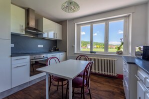 Private kitchen - Bright, comfortable 3-bedroom apartment with terrace and garden. (Granges-Aumontzey)