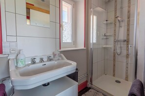Shower, hair dryer, toilet paper