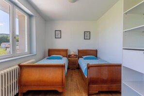 3 quartos, ferros/tábuas de passar roupa, Wi-Fi, roupa de cama