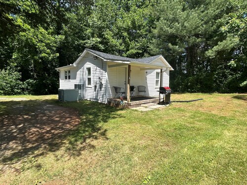 Modest comfortable home in Downtown Yadkinville