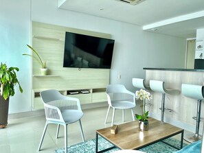 25-inch flat-screen TV with cable channels - by Calamari Homes - Edificio Murano Elite (Cartagena)