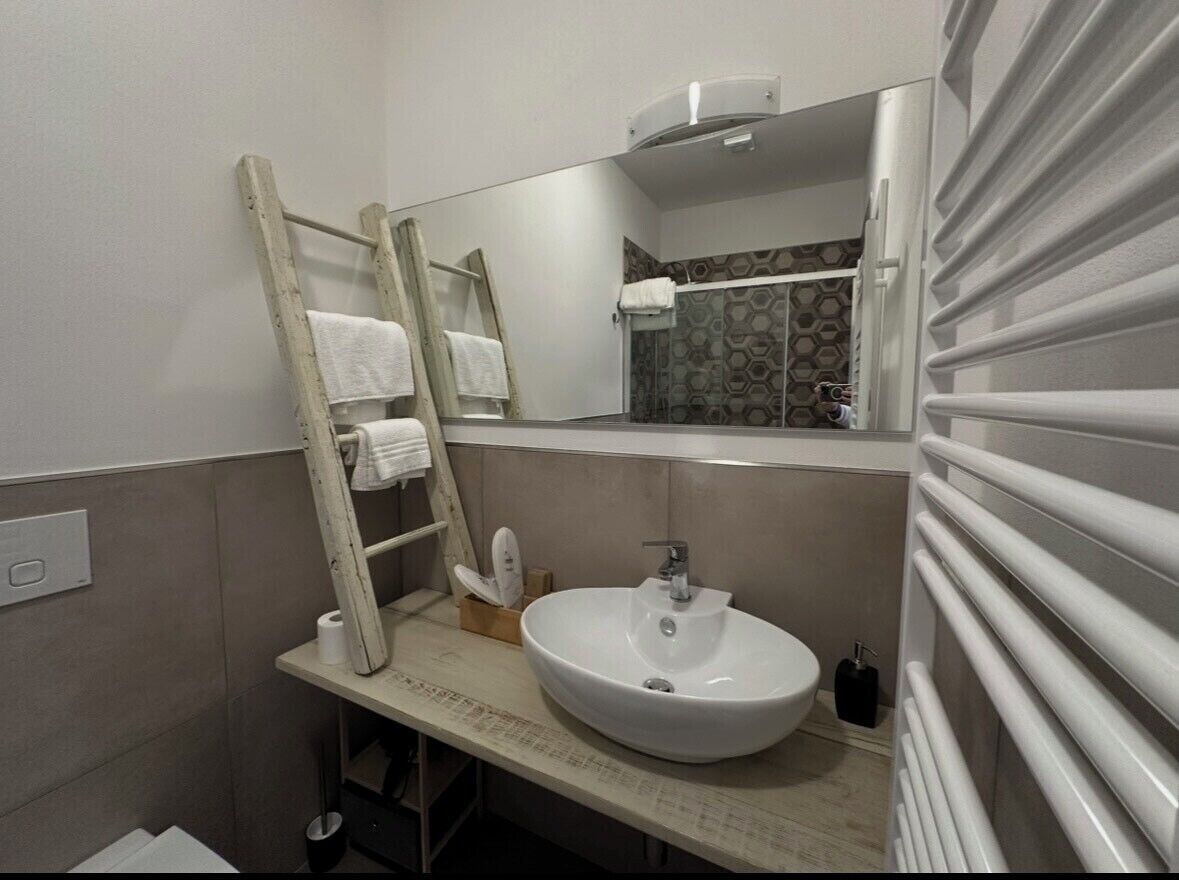 Deluxe-Dreibettzimmer, Bergblick | Badezimmer