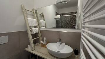 Deluxe driepersoonskamer, uitzicht op bergen | Badkamer | Badjassen, pantoffels